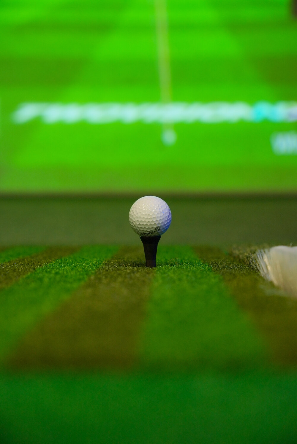 Golfer practising at the Casa del Padel GOLFZON simulator